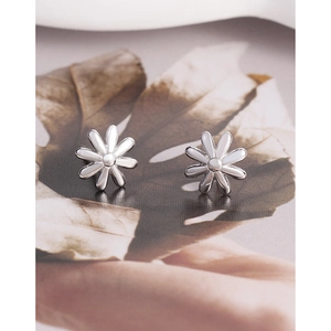 Minimalist S925 sterling silver daisy stud earrings with polished floral petals