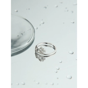 Macro dell'anello in argento 925 con pendente in zircone e incastonatura a pavé