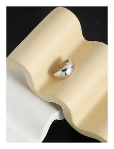 Détail macro du poinçon argent S925 sur l'anneau incurvé lisse au design minimaliste