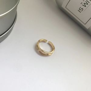 Detailed close-up showing the S925 hallmark on the gold wave-shaped minimalist ring