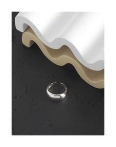 Gros plan sur la bague ouverte en argent S925 minimaliste avec finition miroir polie