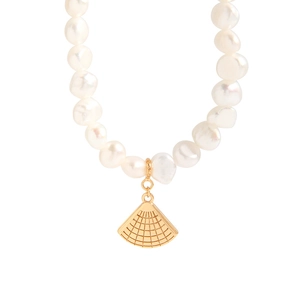Collier élégant en argent S925 avec perles baroques et pendentif éventail doré texturé