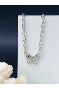Vue détaillée d'un pendentif papillon en argent sterling S925 avec design ajouré fin