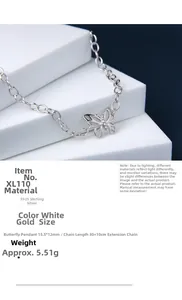 Détail macro du pendentif papillon en argent S925 avec design ajouré et finition en or blanc