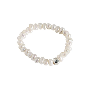 Bracelet élégant en perles d'eau douce naturelles avec perle en métal argenté sur blanc