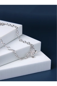 Gros plan du pendentif papillon en argent sterling S925 avec gravure précise