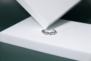 Vue détaillée d'une bague en argent sterling S925 avec design torsadé et anneau ouvert