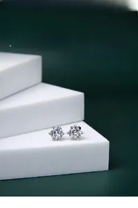 Vue macro de boucles d'oreilles en argent S925 avec de grands zircons ronds brillants