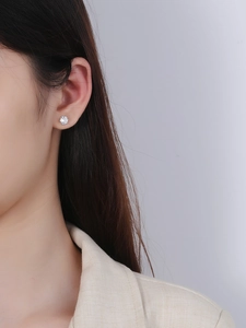 Gros plan sur un clou d'oreille classique en argent 925 avec zircon brillant serti griffes