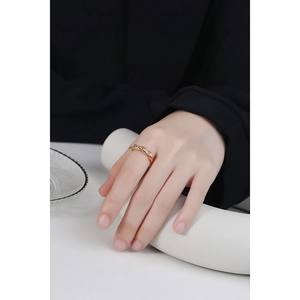Bague nouée minimaliste en argent S925 doré portée sur l'index, design élégant