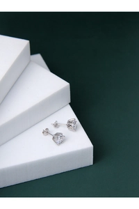 Gros plan de boucles d'oreilles en argent S925 avec zircon brillant à six griffes