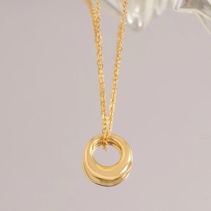 Collier minimaliste en argent 925 avec pendentif rond doré sur une chaîne délicate