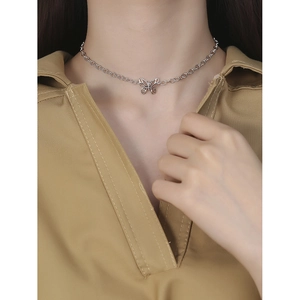 Collier ras du cou papillon minimaliste en argent sterling S925 porté par un mannequin