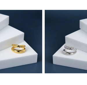 Detail of S925 sterling silver double-layer ring with twisted rope and smooth band design