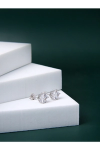 Détail de boucles d'oreilles en argent 925 avec grand oxyde de zirconium à six griffes