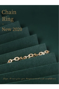 Détail d'une bague chaîne dorée avec oxydes de zirconium sur support en velours vert