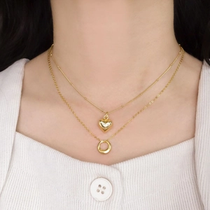 Colliers double rang en argent 925 doré avec pendentifs cœur et cercle sur mannequin