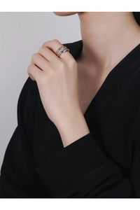 Close-up of S925 sterling silver double-layer ring with twisted rope texture detail