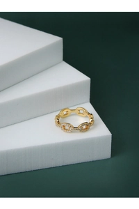 Détail macro d'une bague chaîne plaquée or 18 carats avec zircons et fini poli chic