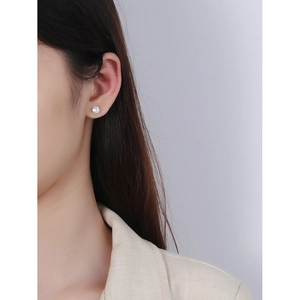 Boucles d'oreilles classiques en argent 925 avec zircons ronds de taille brillant