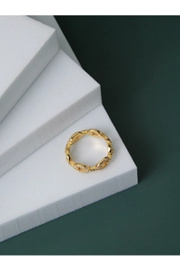 Gros plan d'une bague à maillons dorés sertie de zircons cubiques brillants en pavé
