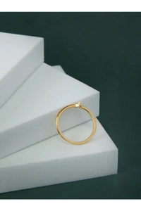 Dettaglio dell'anello in argento dorato con pavé di zirconi e pietra centrale tonda