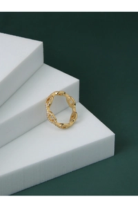 Détail de la bague chaîne en argent doré avec oxydes de zirconium sur socle blanc
