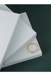 Dettaglio anello in argento 925 dorato con zircone rettangolare e castone a pavé