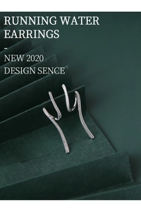 Détail des boucles d'oreilles en argent S925 avec zircons et design fluide en vagues