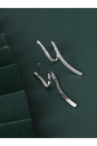 Détail de boucles d'oreilles vagues en argent S925 serties de zircons blancs étincelants