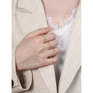 Bague chaîne dorée élégante pour femmes avec oxydes de zirconium sur maillons ovales