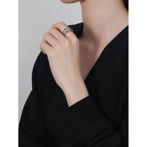 Minimalist S925 sterling silver double-layer twisted ring worn by a model in black
