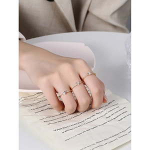 Anello a cuore minimalista in argento 925 dorato con zirconi in set da tre pezzi