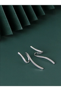Gros plan détaillé des boucles d'oreilles vagues en argent S925 avec zircons scintillants