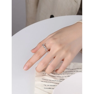 Anello a nodo minimalista in argento sterling S925 con design intrecciato vintage da donna