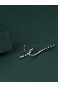 Gros plan du poinçon S925 sur la boucle d'oreille ondulée sertie de zircons blancs