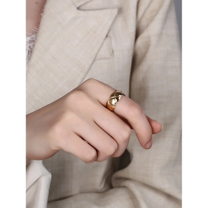 Elegant gold quilted lattice open ring in S925 sterling silver for women on index finger