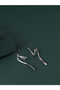 Vue macro des boucles d'oreilles vagues en argent S925 avec zircons blancs brillants