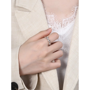 Anello con nodo in argento sterling S925 dal design minimalista indossato da una modella