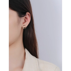 Minimalist S925 sterling silver gold-plated irregular hoop earrings worn by a model