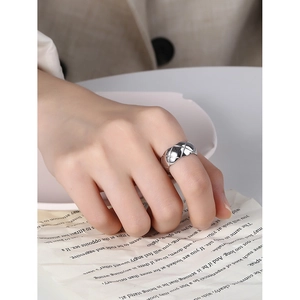Elegant S925 sterling silver quilted pattern open ring with polished finish on finger