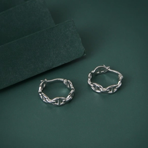 Polished S925 sterling silver pig nose hoop earrings with elegant anchor chain design