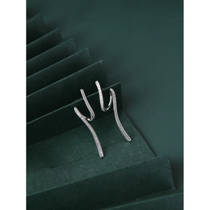 Boucles d'oreilles S925 en argent forme vague avec zircons sur fond vert artistique