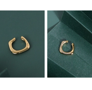 Détail du poinçon S925 sur la bague d'oreille dorée polie et sertissage de zircons