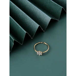 Gold adjustable S925 silver ring featuring a white enamel daisy flower on green background