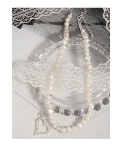 Detailed shot of S925 silver hollow heart pendant with white freshwater pearls