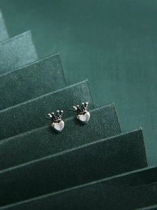 Detail of vintage crown heart stud earrings made of S925 sterling silver in Thai silver style