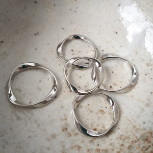 Minimalist S925 sterling silver Mobius ring set with irregular wave design