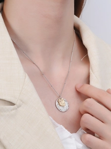 Gros plan d'un collier en argent S925 avec pendentif lave bicolore doré et argenté