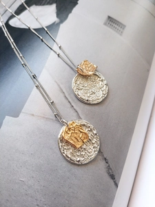 Détail de colliers lave en argent S925 avec textures irrégulières dorées et argentées